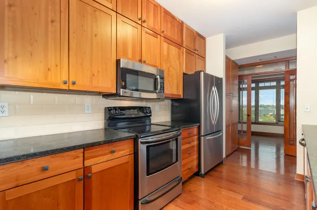 $379,900 | 3251 Louisiana Avenue South, Unit 302, St. Louis Park, MN 55426