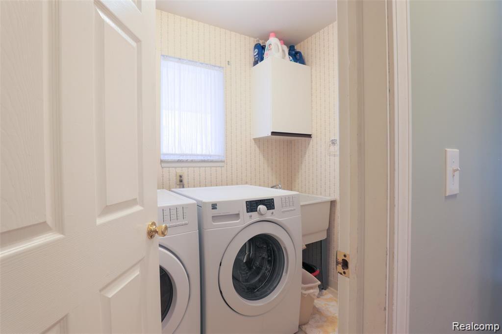 651 Kentucky Drive Rochester, MI 48307 - Photo 18 of 35 First Floor Laundry complete with washer & dryer