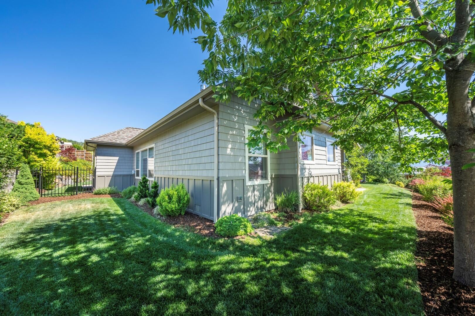 4221 Falcon Ridge Terrace Medford, OR 97504 - Photo 26 of 39 DSC02727-HDR (Large)