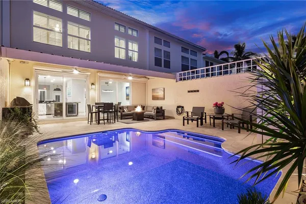 $2,595,000 | 1070 5th Street South, Unit 4, Naples, FL 34102
