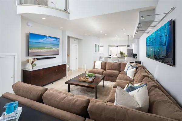 $2,595,000 | 1070 5th Street South, Unit 4, Naples, FL 34102