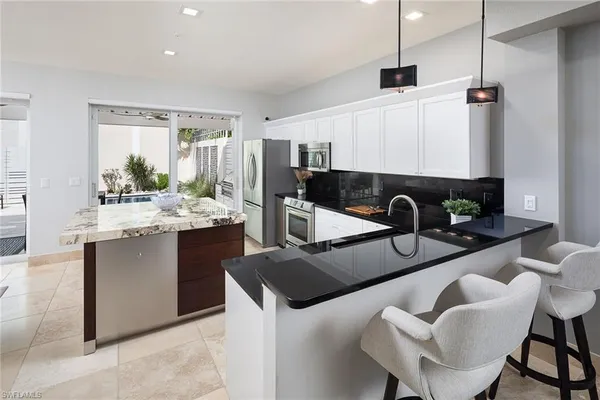 $2,595,000 | 1070 5th Street South, Unit 4, Naples, FL 34102