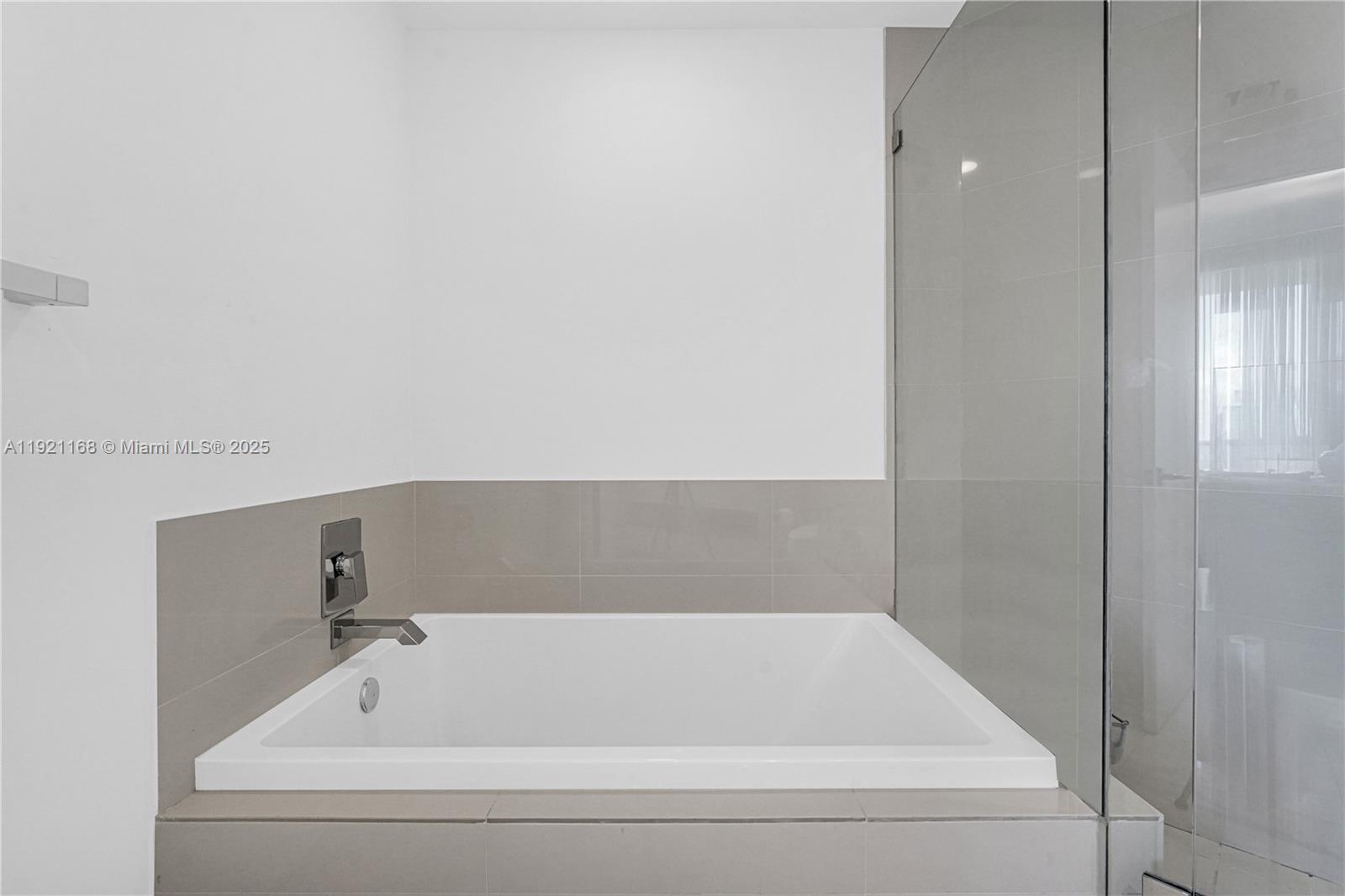 45 Southwest 9th Street, Unit 2901 Miami, FL 33130 - Photo 13 of 29 a bathroom with a bathtub