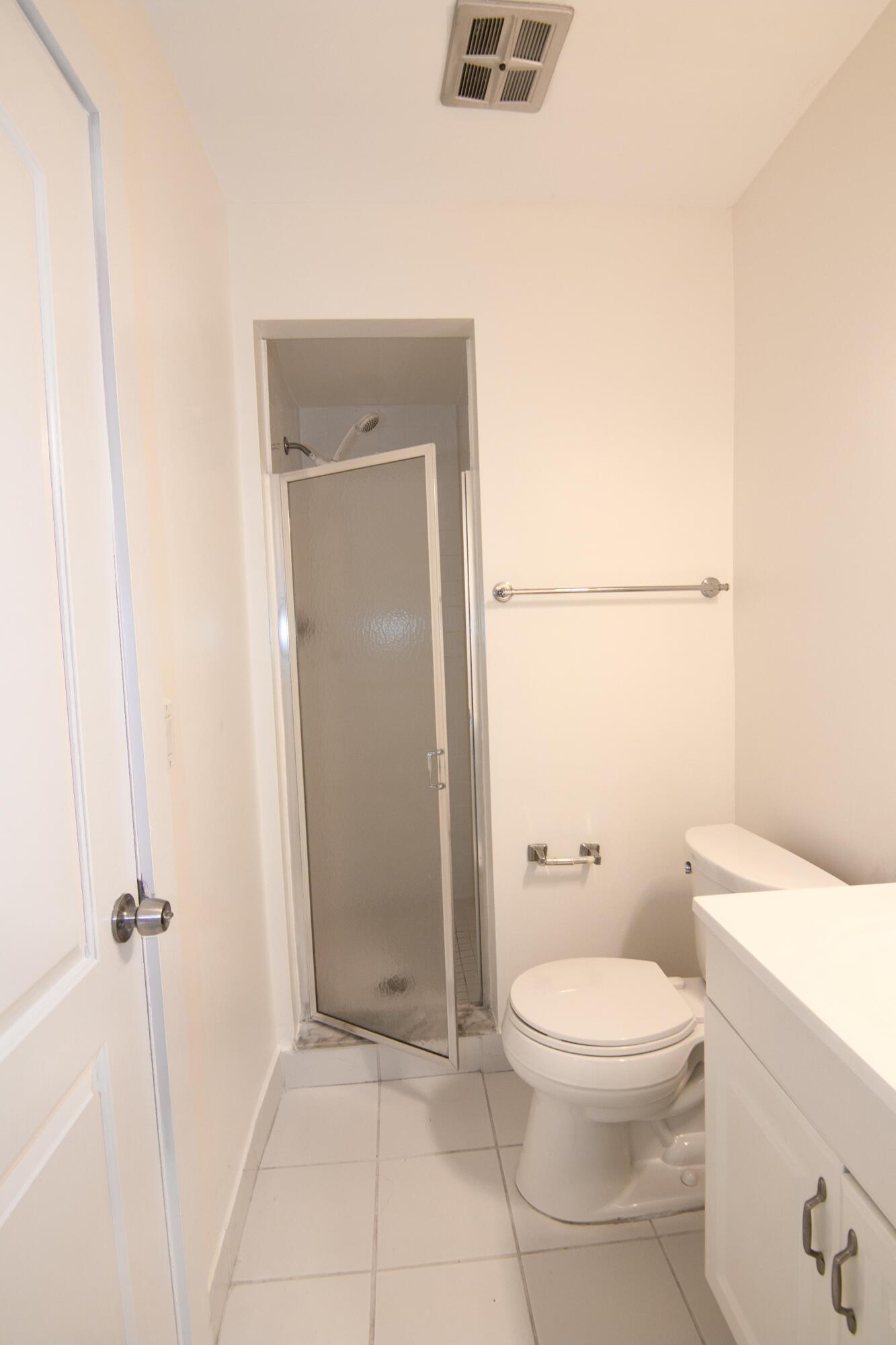 13741 Flora Place, Unit B Delray Beach, FL 33484 - Photo 30 of 34 2nd Bathroom