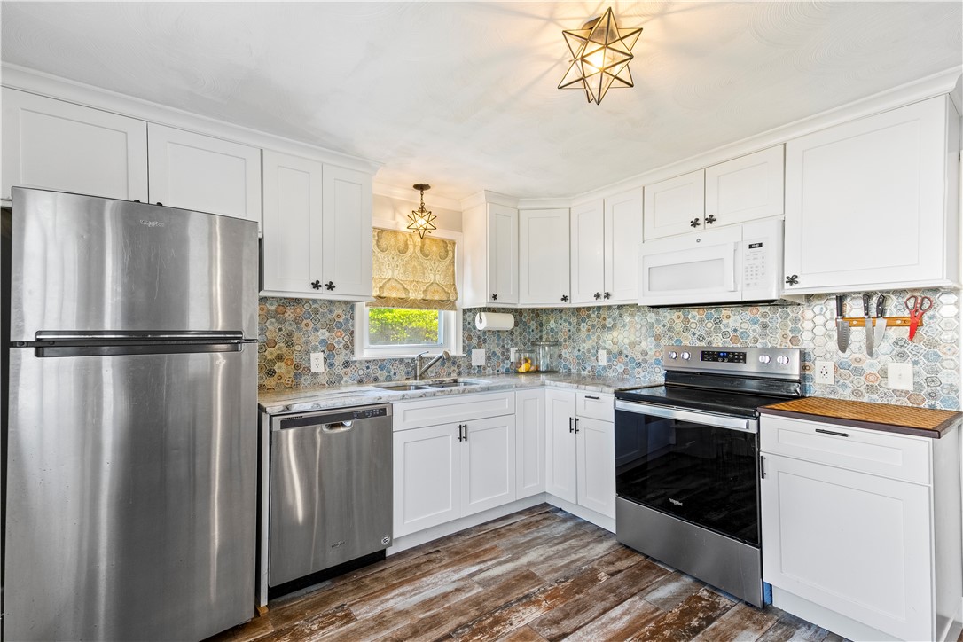 328 Maple Street Warwick, RI 02888 - Photo 3 of 30