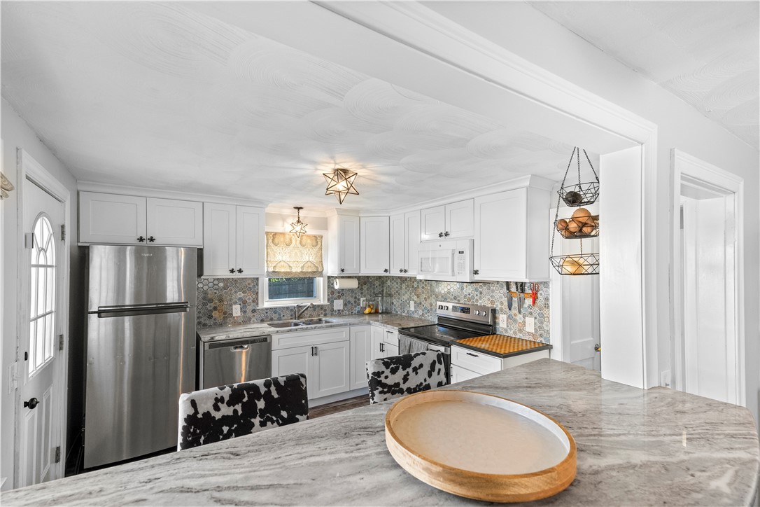 328 Maple Street Warwick, RI 02888 - Photo 7 of 30