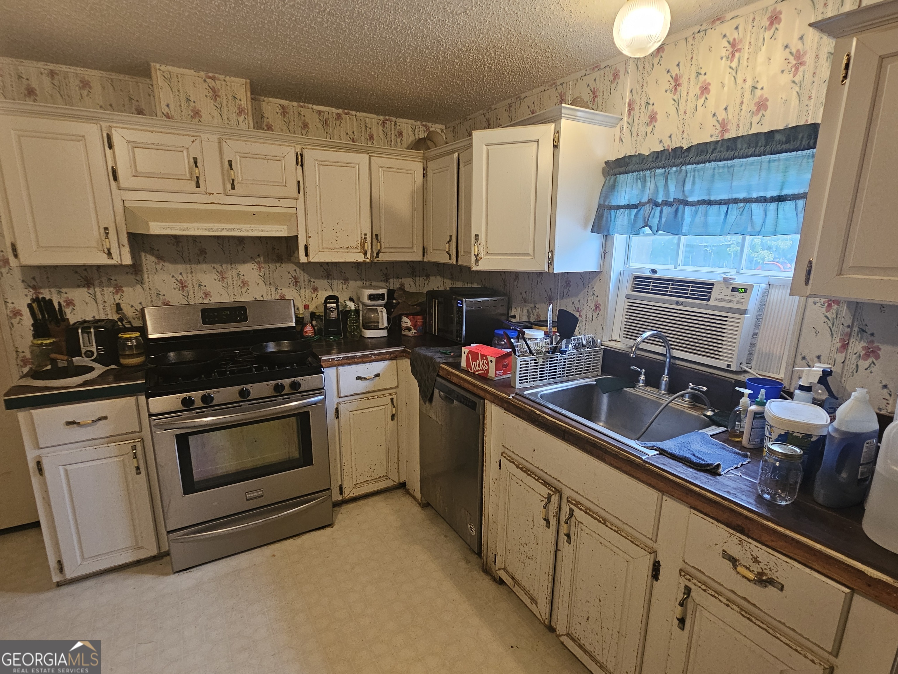 267 Williams Road Tallapoosa, GA 30176 - Photo 12 of 14 a kitchen with granite countertop a sink stainless steel appliances and cabinets