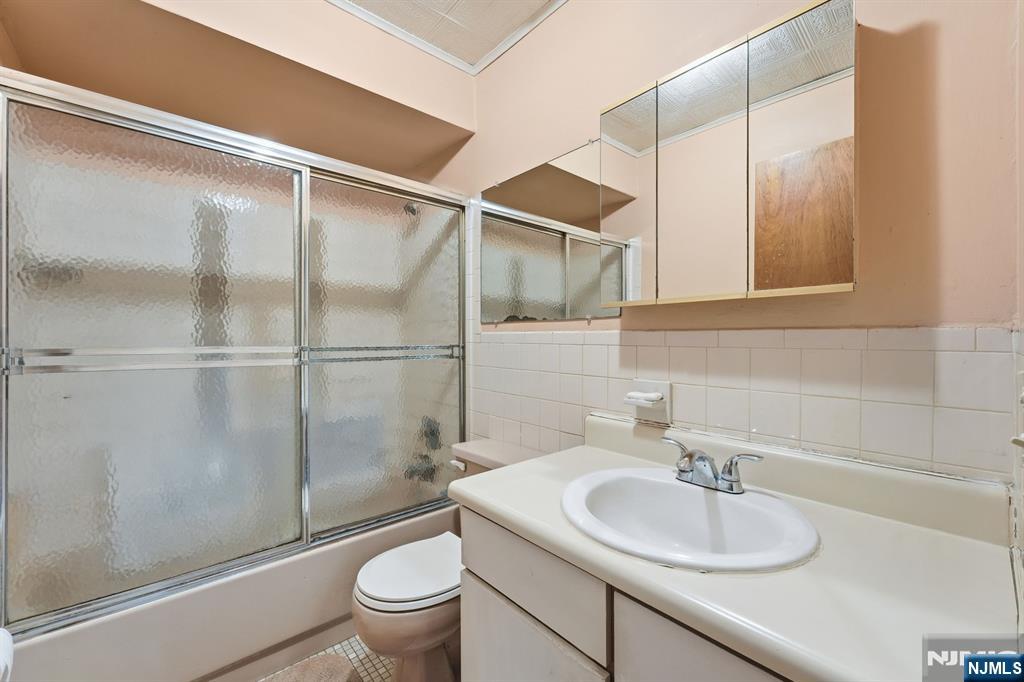 307 Edison Glen Terrace, Unit 307 Edison, NJ 08837 - Photo 6 of 10 a bathroom with a sink toilet and shower
