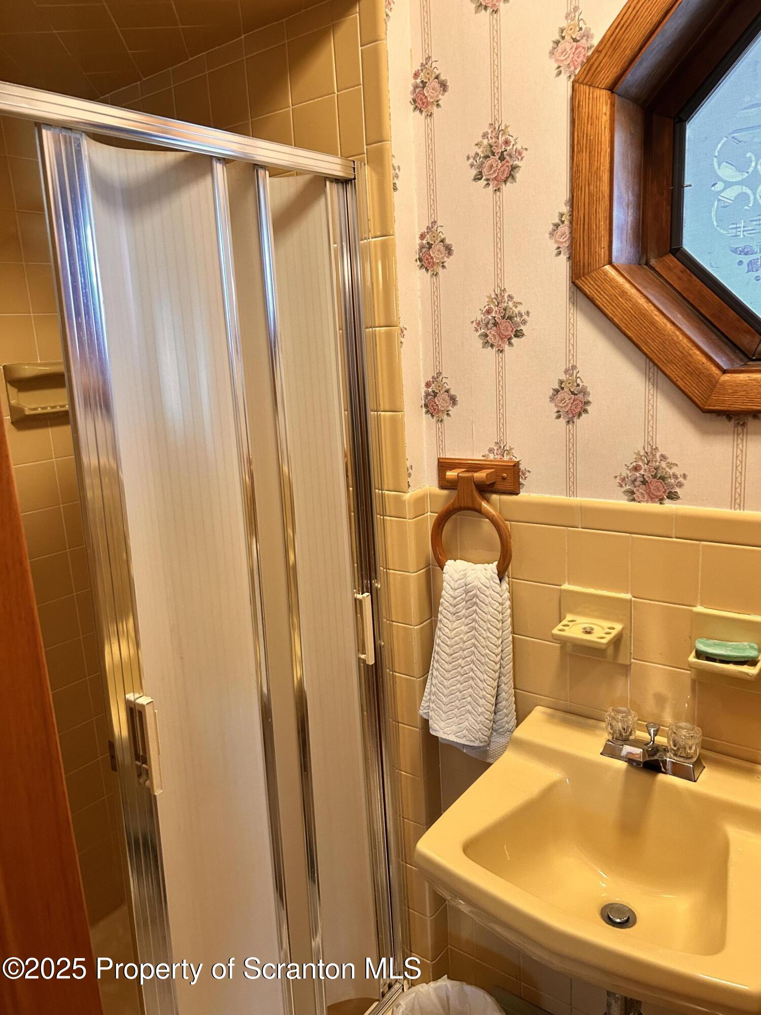 417 Riley Street Old Forge, PA 18518 - Photo 9 of 15 Bath