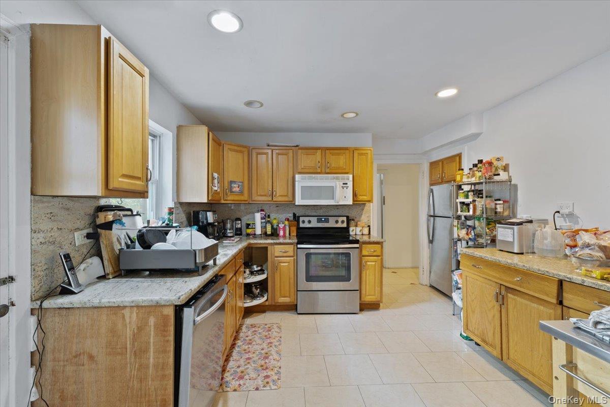 25 Bentley Road Great Neck, NY 11023 - Photo 9 of 17 Gallery Image 9