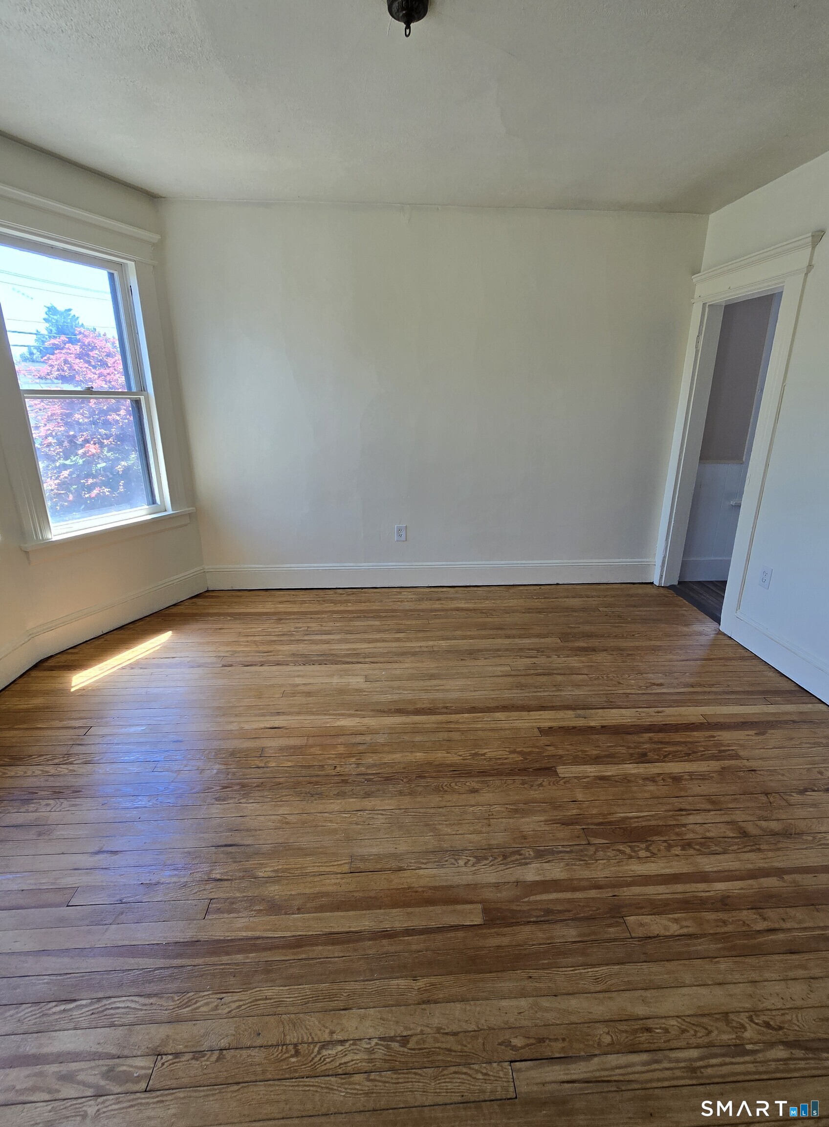 985 Huntington Road Stratford, CT 06614 - Photo 6 of 7 a view of room and window