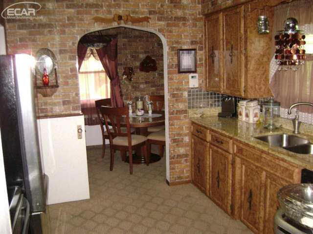 1090 North Genesee Road Burton, MI 48509 - Photo 5 of 9 20437918-4.JPG