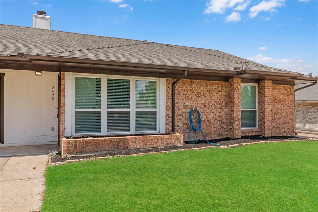 2429 Chestnut Way Bedford, TX 76022 - Photo 3 of 17