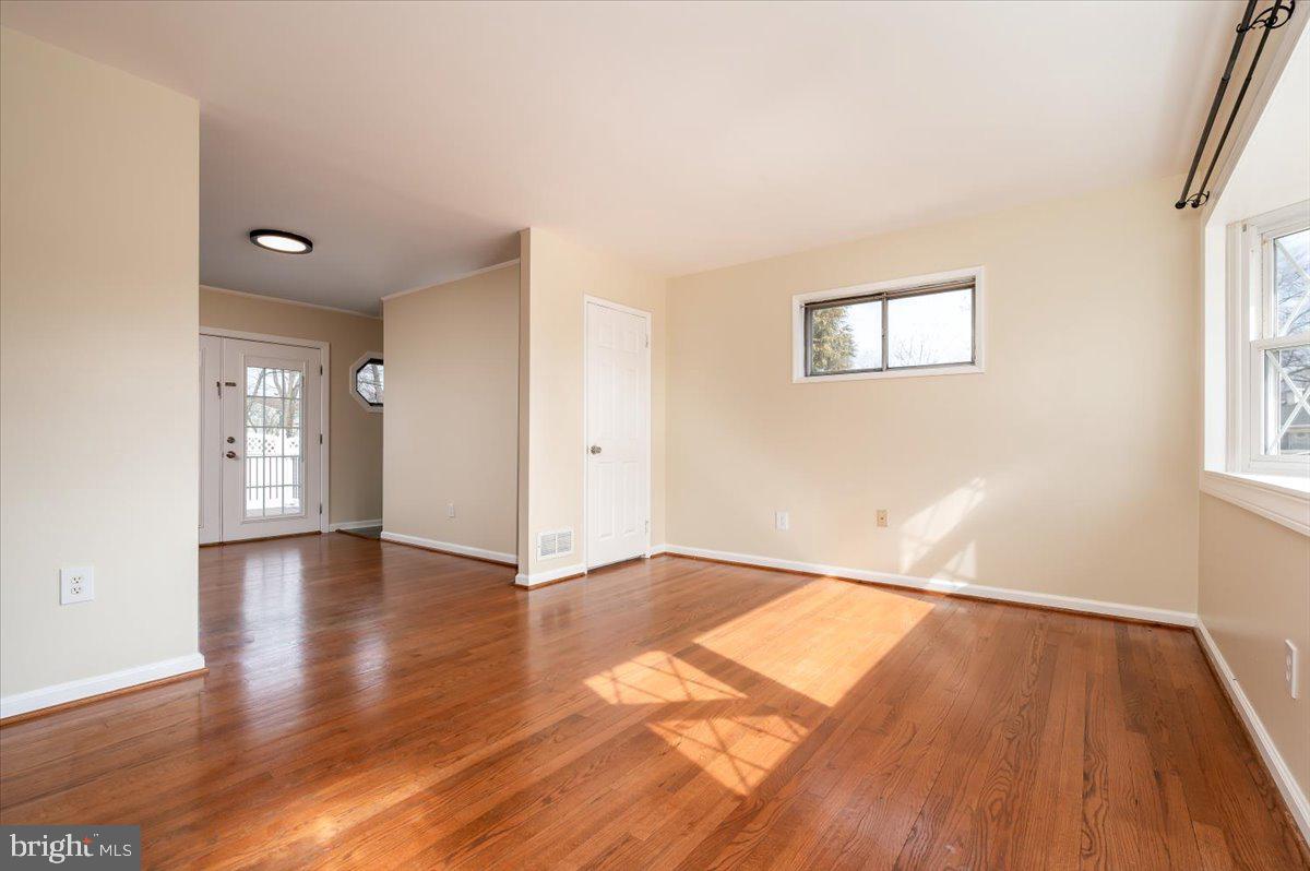1848 Ridgewick Road Glen Burnie, MD 21061 - Photo 7 of 36 Living Room