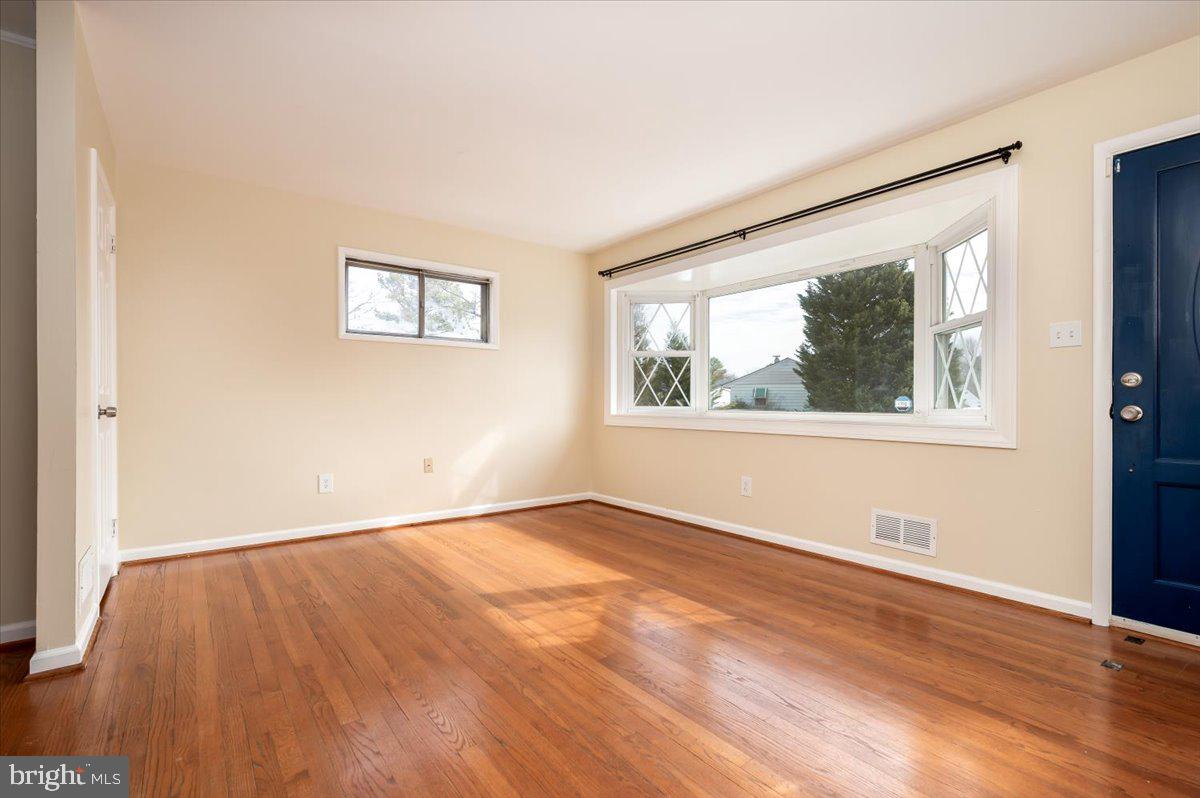 1848 Ridgewick Road Glen Burnie, MD 21061 - Photo 8 of 36 Living Room