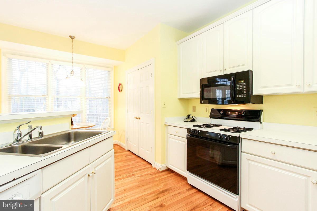 1364 Sundial Drive Reston, VA 20194 - Photo 11 of 30 Kitchen