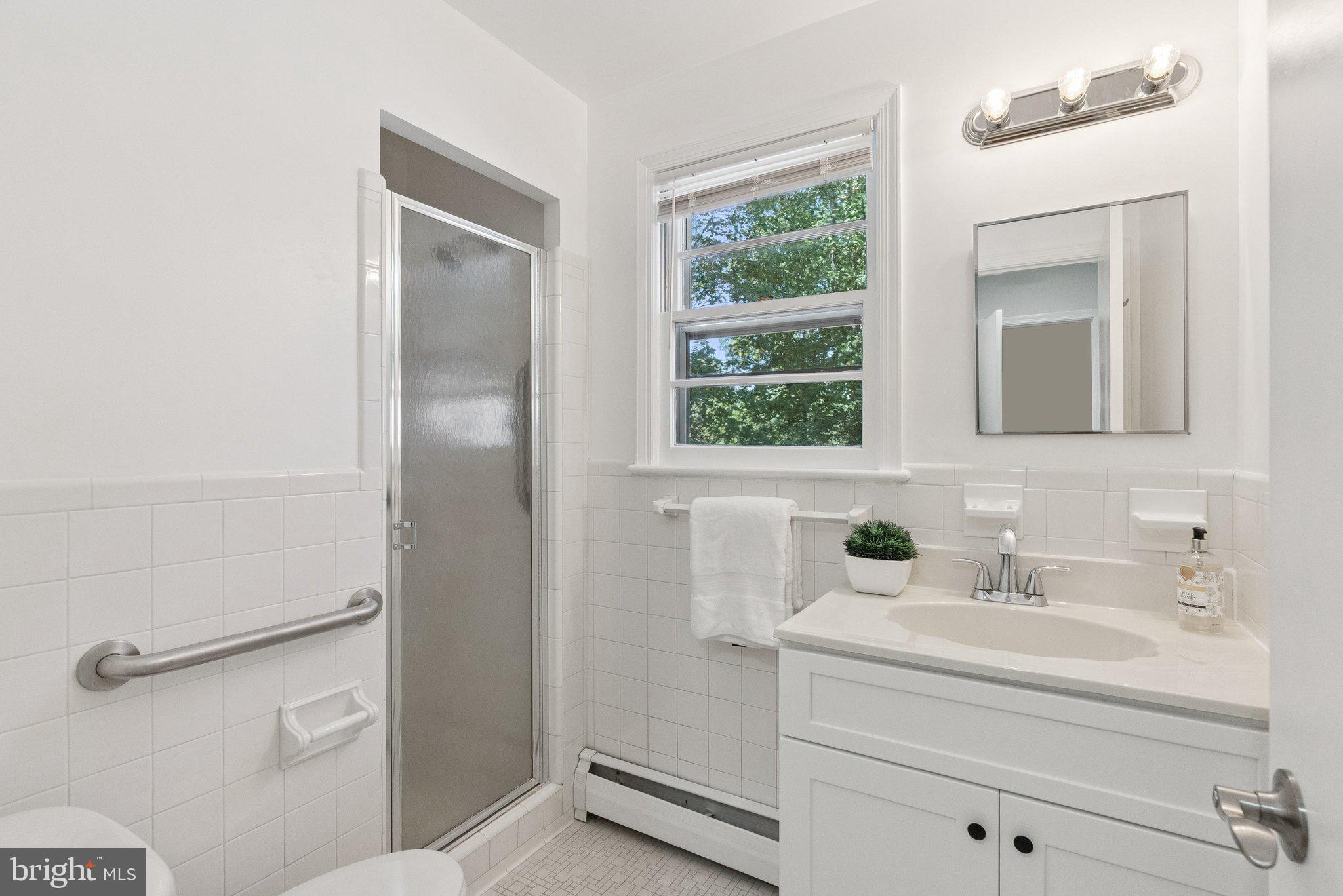 111 Marine Terrace Silver Spring, MD 20905 - Photo 24 of 40 Primary Ensuite