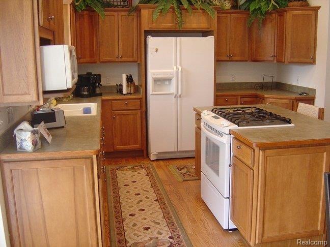 Kitchen w/ all appliances
