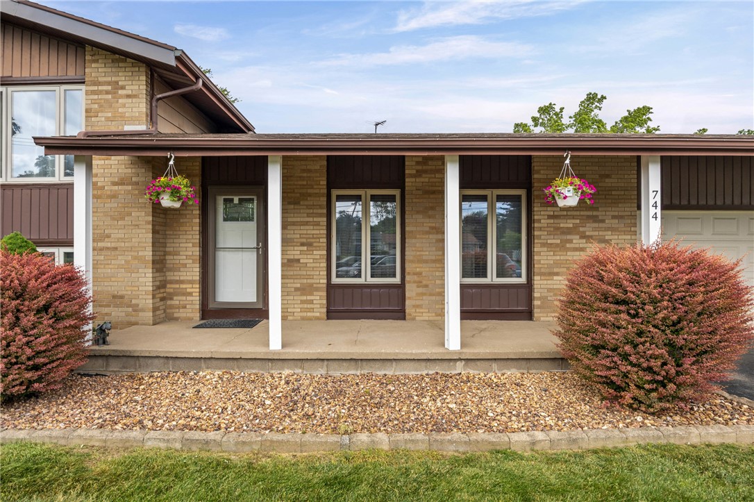 744 English Road Greece, NY 14616 - Photo 4 of 36