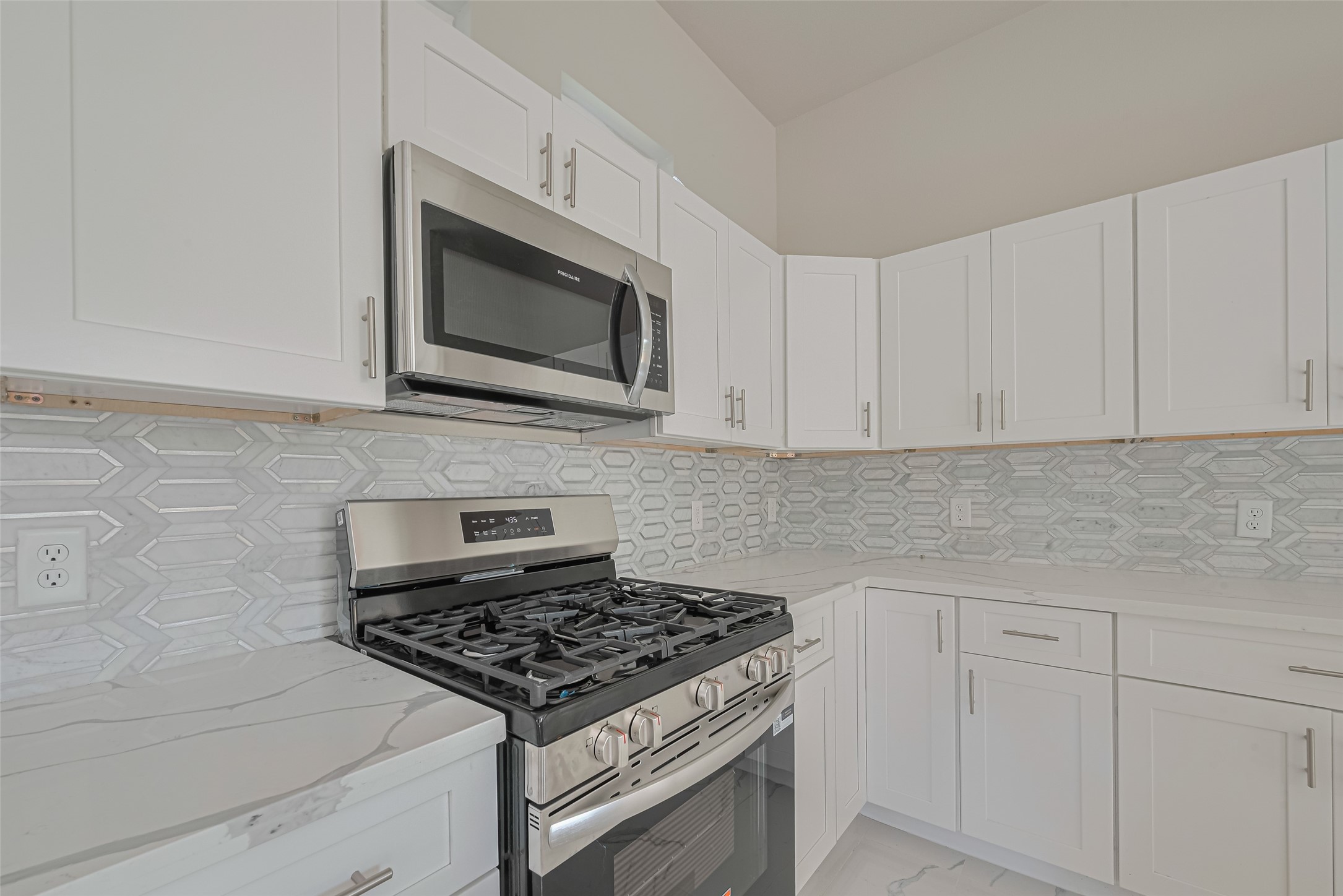 7207 Force Street Houston, TX 77020 - Photo 8 of 29 A gas range and oven.