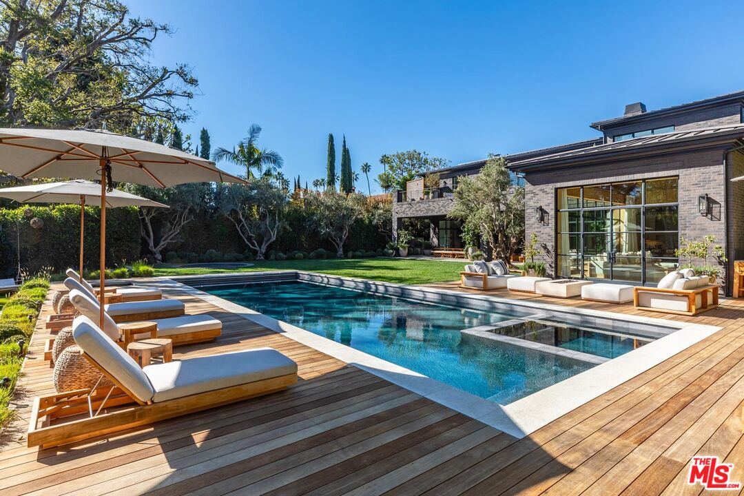250 South Rockingham Avenue Los Angeles, CA 90049 - Photo 16 of 20 a view of a patio with chairs and a table