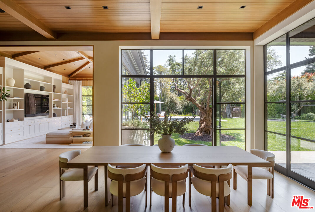 250 South Rockingham Avenue Los Angeles, CA 90049 - Photo 9 of 20 a dining room with furniture and window