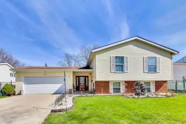 2215 Bradford Drive, Wheaton, IL 60189