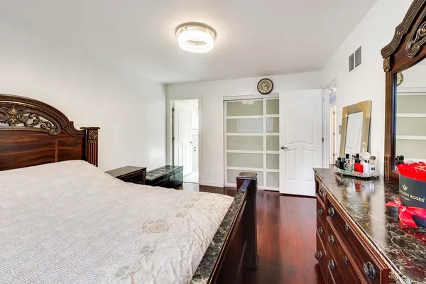 2215 Bradford Drive, Wheaton, IL 60189