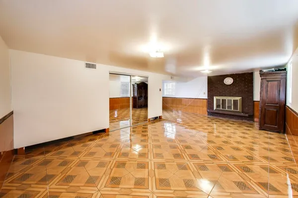 2215 Bradford Drive, Wheaton, IL 60189