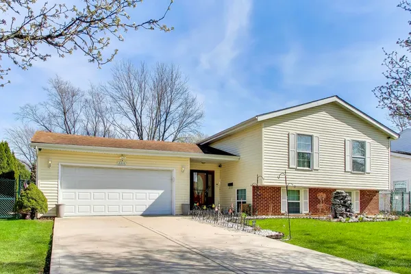 2215 Bradford Drive, Wheaton, IL 60189