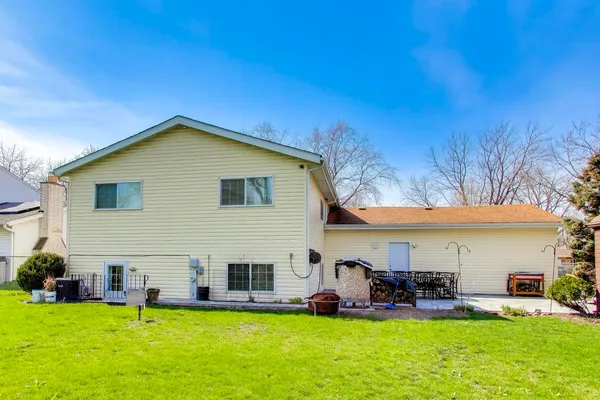 2215 Bradford Drive, Wheaton, IL 60189