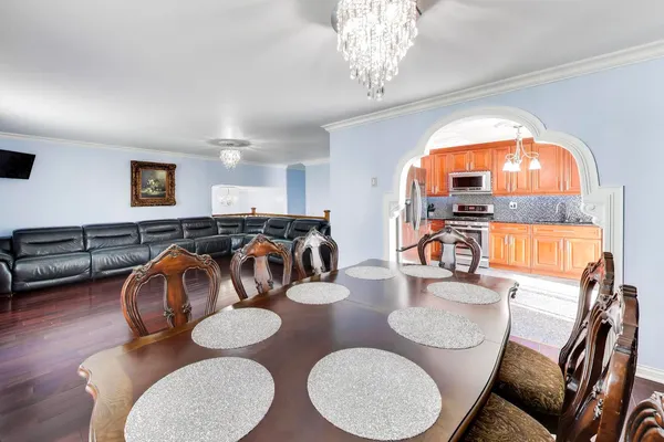 2215 Bradford Drive, Wheaton, IL 60189