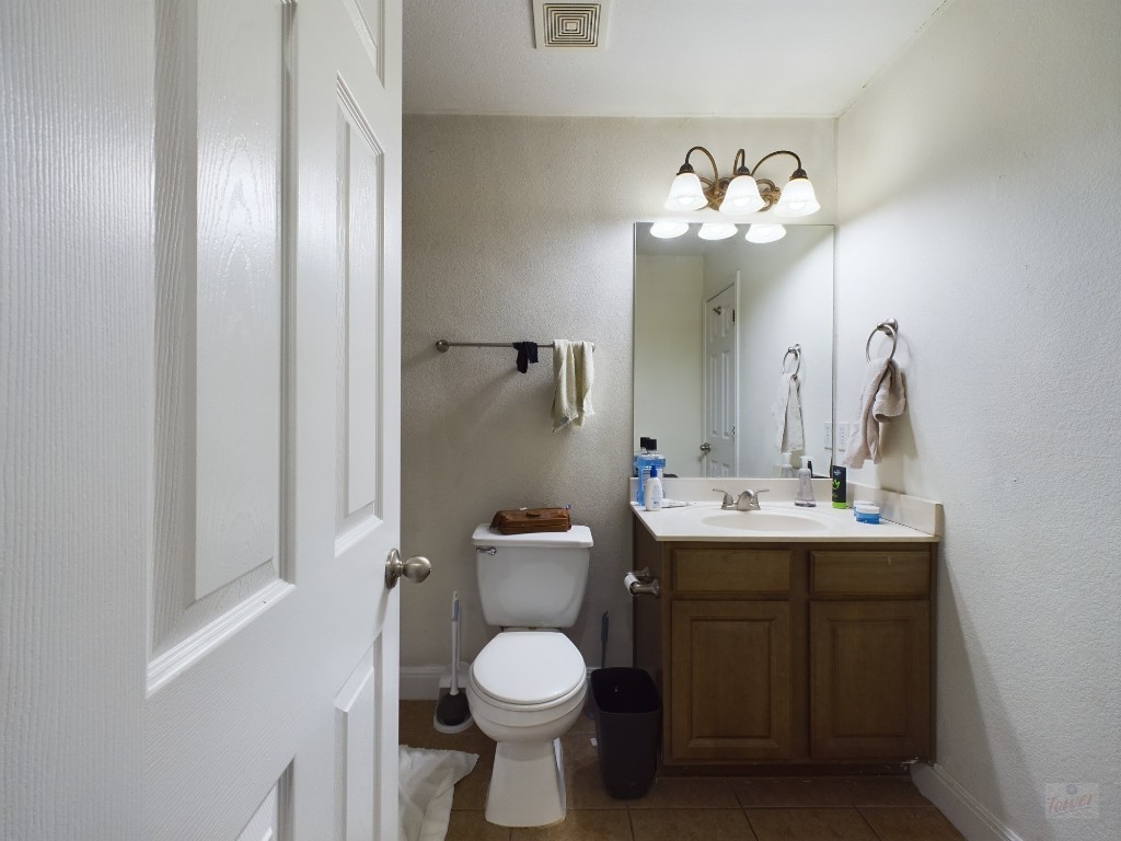 500 East 48th Street, Unit B Austin, TX 78751 - Photo 12 of 32 a bathroom with a toilet sink and mirror