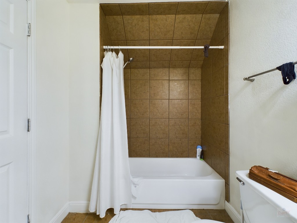 500 East 48th Street, Unit B Austin, TX 78751 - Photo 14 of 32 a bathroom with a bathtub
