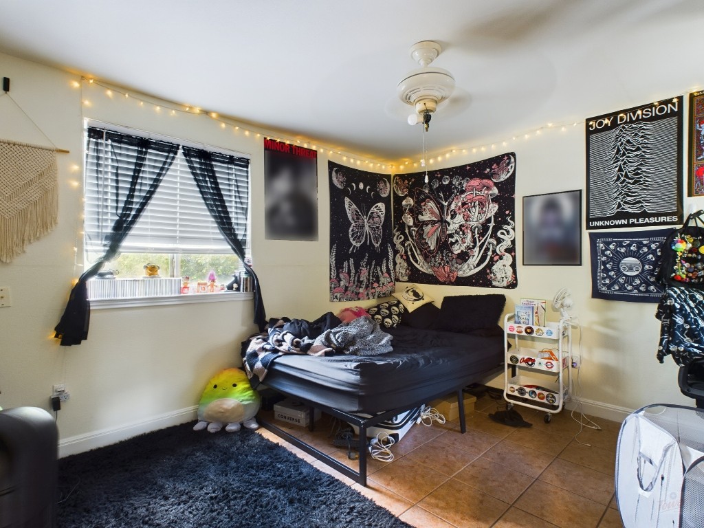 500 East 48th Street, Unit B Austin, TX 78751 - Photo 28 of 32 a living room with furniture and a flat screen tv