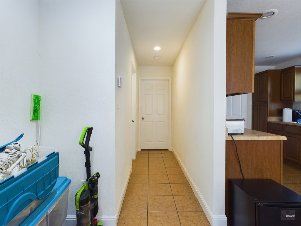 500 East 48th Street, Unit B Austin, TX 78751 - Photo 4 of 32 a very nice looking room with a potted plant