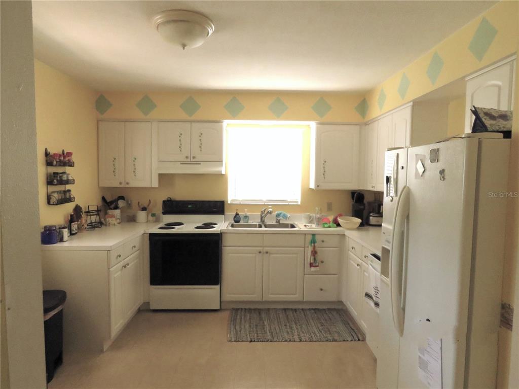 418 Narvaezi Street Venice, FL 34285 - Photo 24 of 67 a kitchen with a stove a refrigerator and a sink