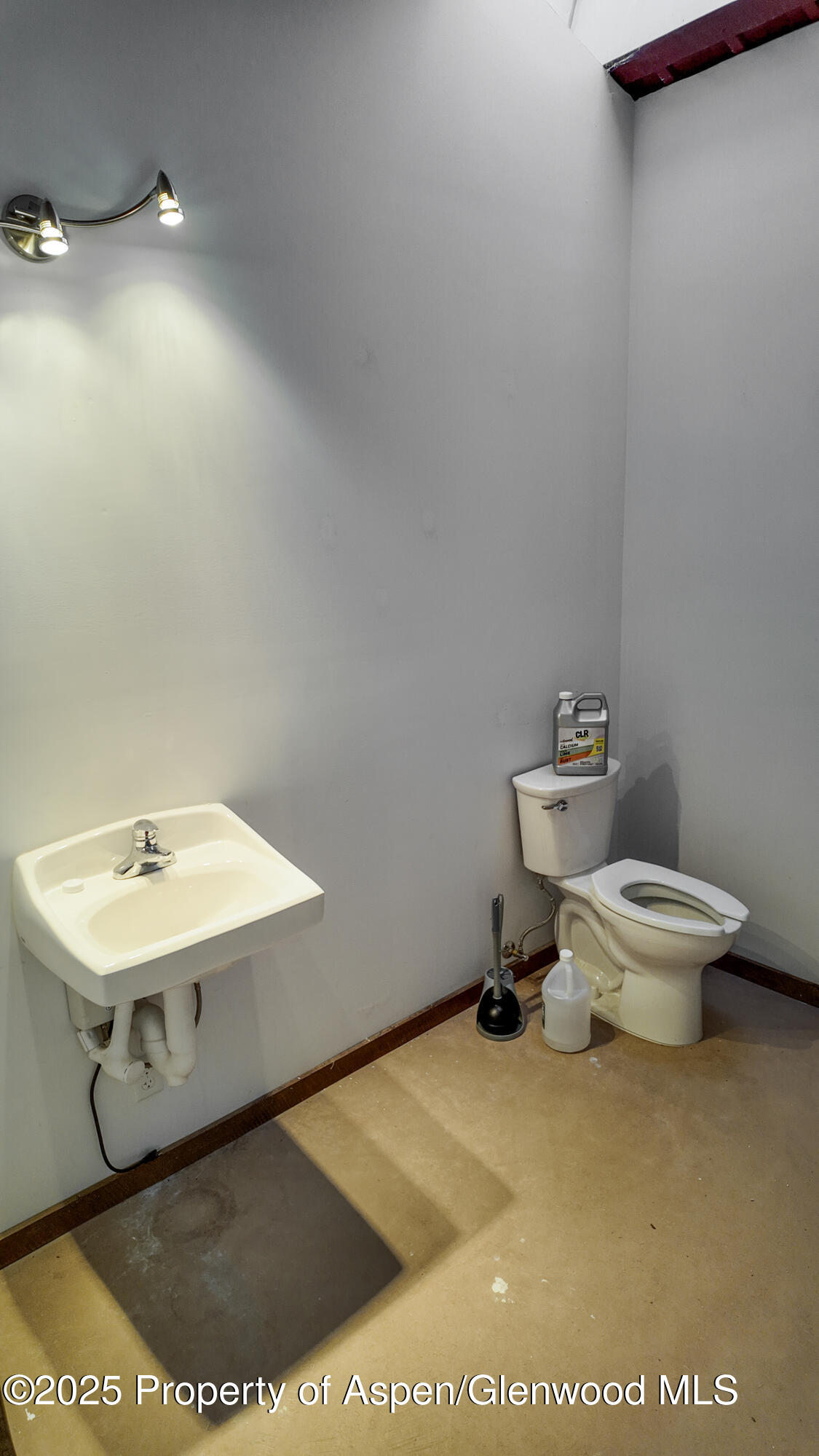 8700 County Road 300 Parachute, CO 81635 - Photo 179 of 201 a bathroom with a toilet a sink and mirror
