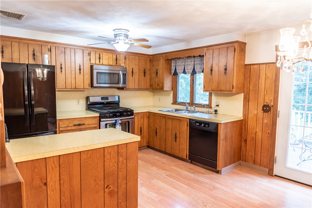 33 Loomis Street Cranston, RI 02920 - Photo 7 of 20