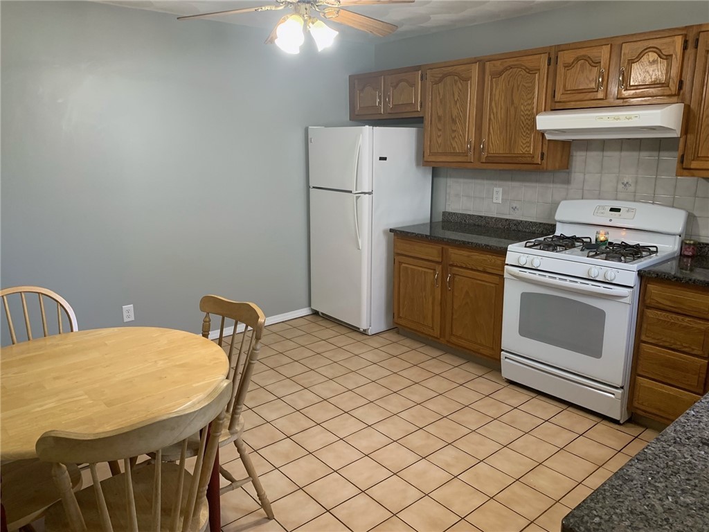 14 Curran Road Cumberland, RI 02864 - Photo 8 of 19 Eat in kitchen - gas stove.