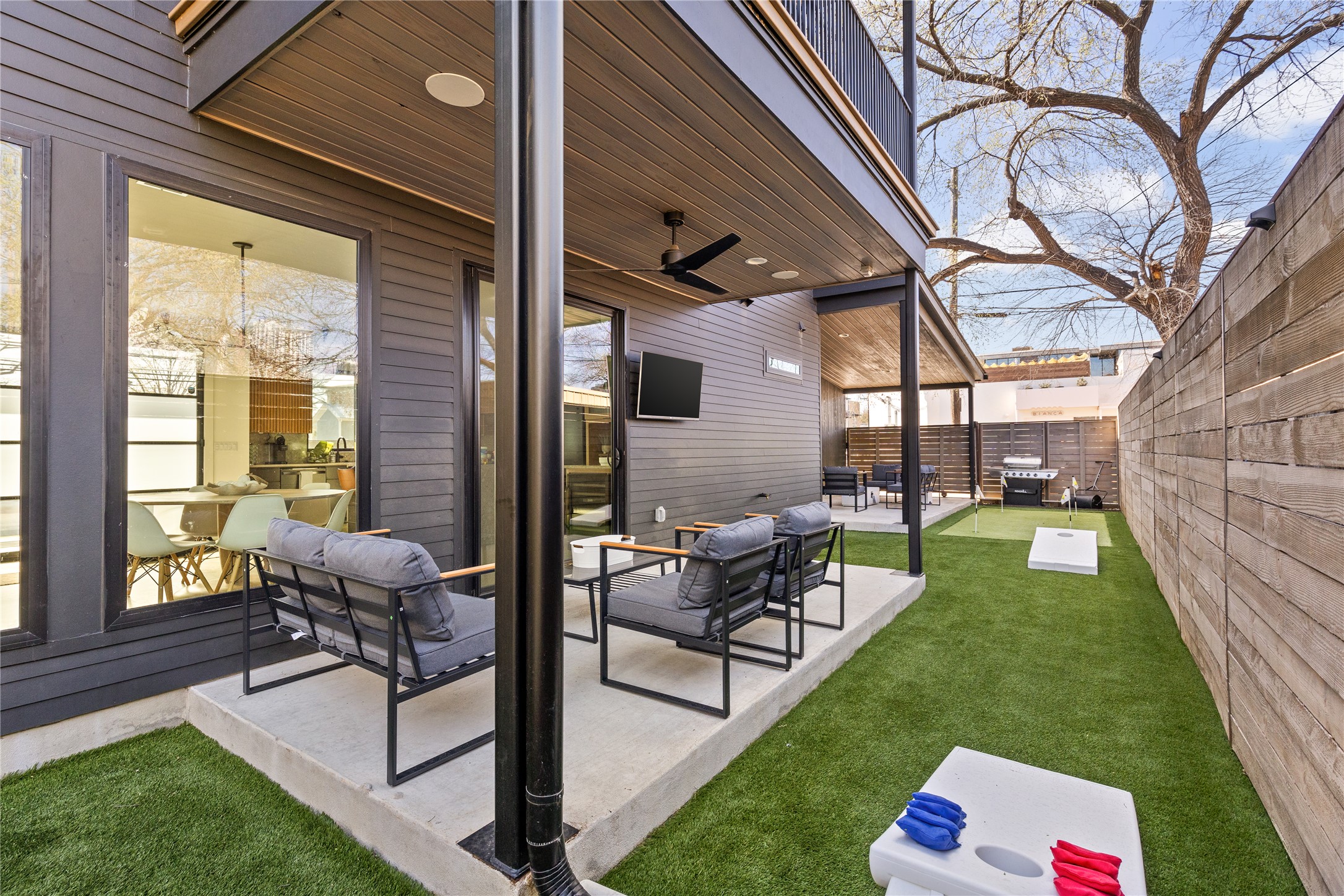 106 Comal Street Austin, TX 78702 - Photo 34 of 40 A private turf yard offers an ideal setting for outdoor recreation and al fresco dining.