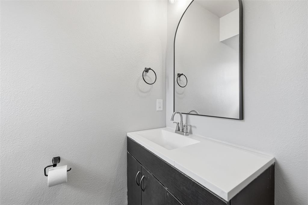 6200 Inspiration Point Arlington, TX 76016 - Photo 13 of 23 Ensuite bathroom connected to primary bedroom