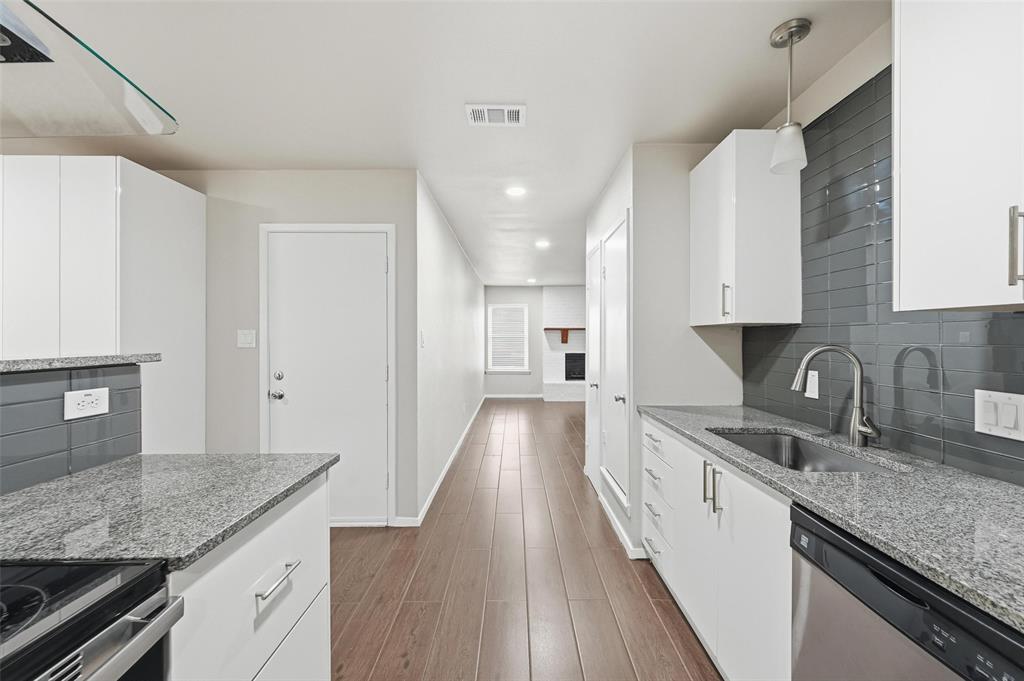 6200 Inspiration Point Arlington, TX 76016 - Photo 5 of 23 Easy flow into the living room