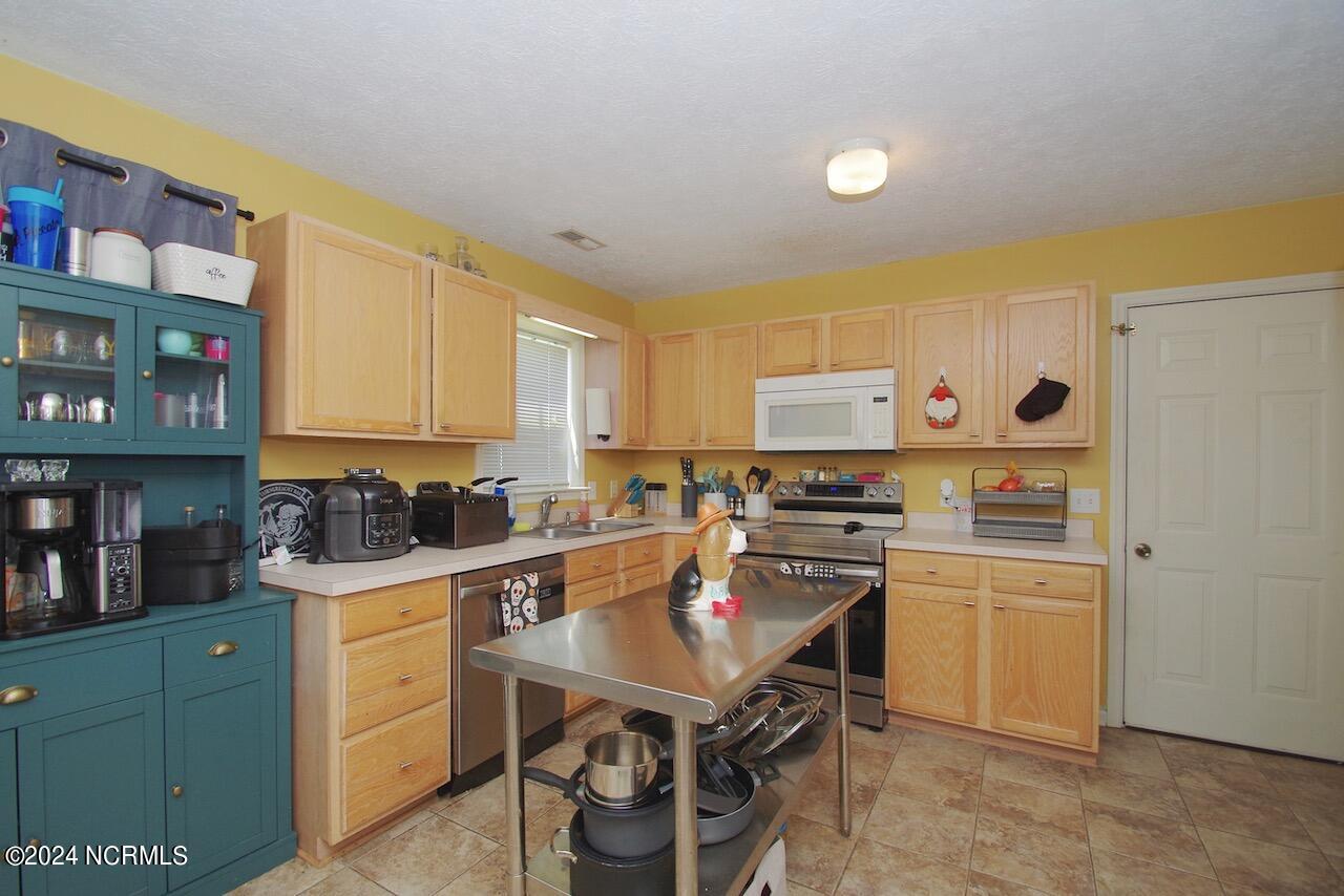 317 Foxhall Road Newport, NC 28570 - Photo 10 of 33 317 Foxhall Rd