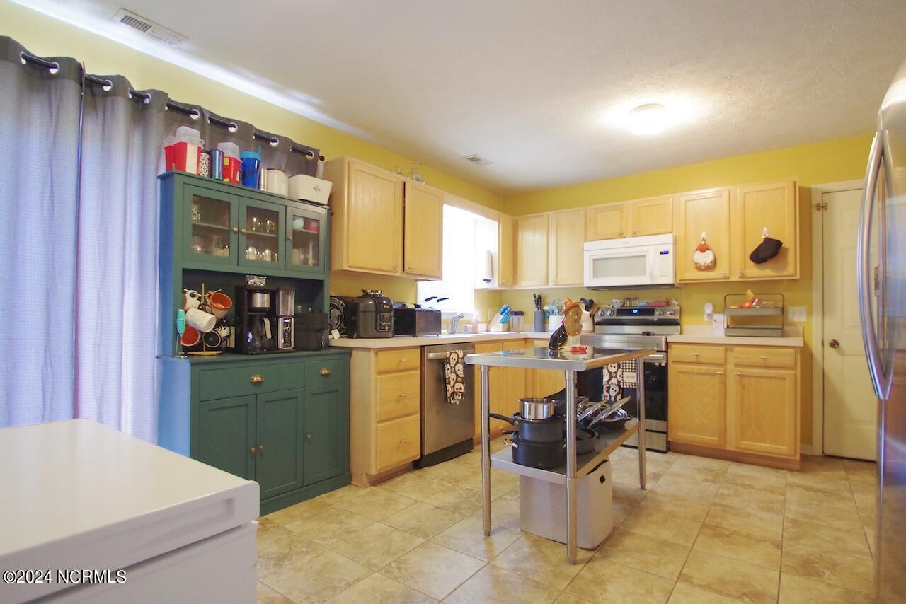 317 Foxhall Road Newport, NC 28570 - Photo 11 of 33 317 Foxhall Rd