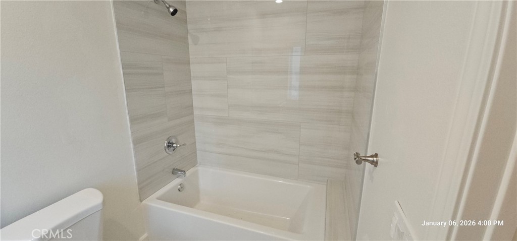 13485 Mesquite Road Whitewater, CA 92282 - Photo 7 of 8 a bathroom with a bathtub