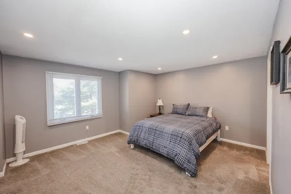 $2,400 | 5 Gleneagle Drive, Nashua, NH 03063