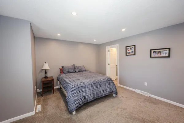 $2,400 | 5 Gleneagle Drive, Nashua, NH 03063