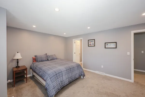 $2,400 | 5 Gleneagle Drive, Nashua, NH 03063