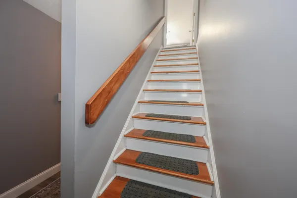 $2,400 | 5 Gleneagle Drive, Nashua, NH 03063